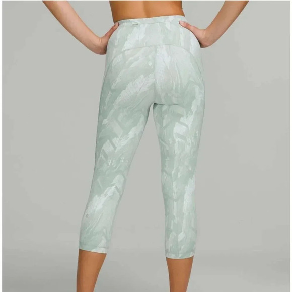 Lululemon Swift Speed Capri High Rise Cropped Leggings Pants 21" Chevron Blue 6 - Picture 4 of 9